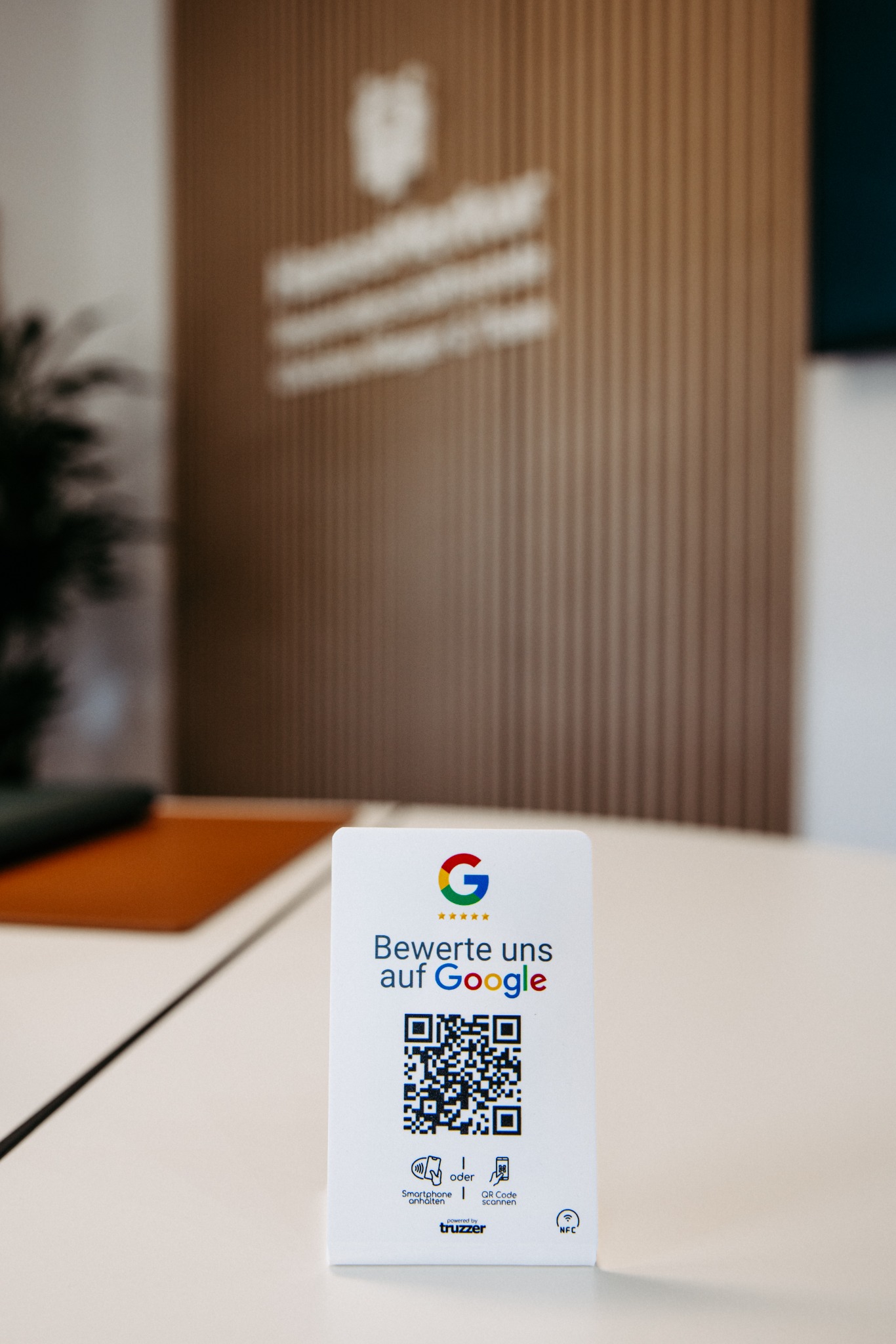 Aufsteller zum Bewerten der Regionalgeschäftsstelle bei Google