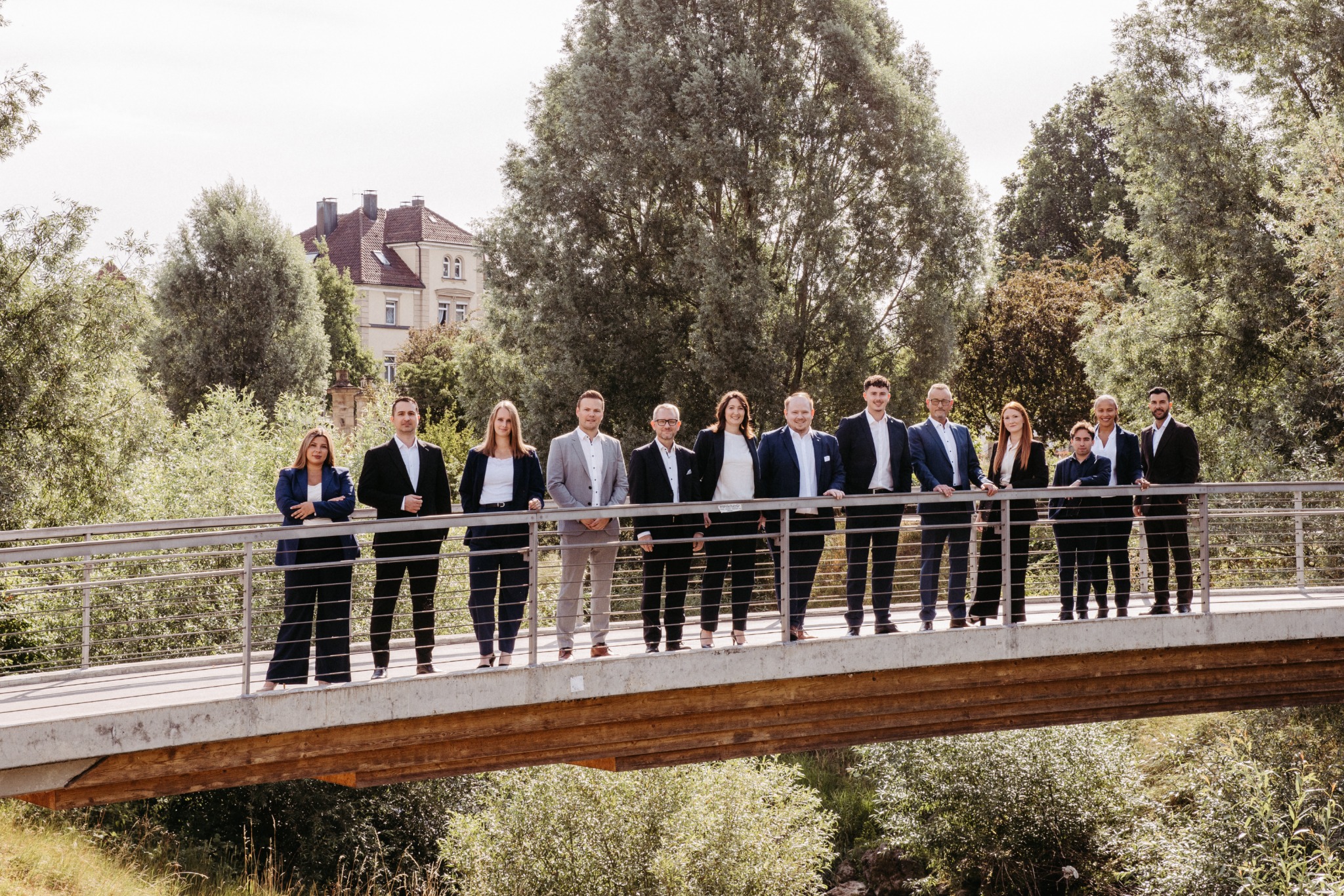 Team auf einer Brücke in Lorch