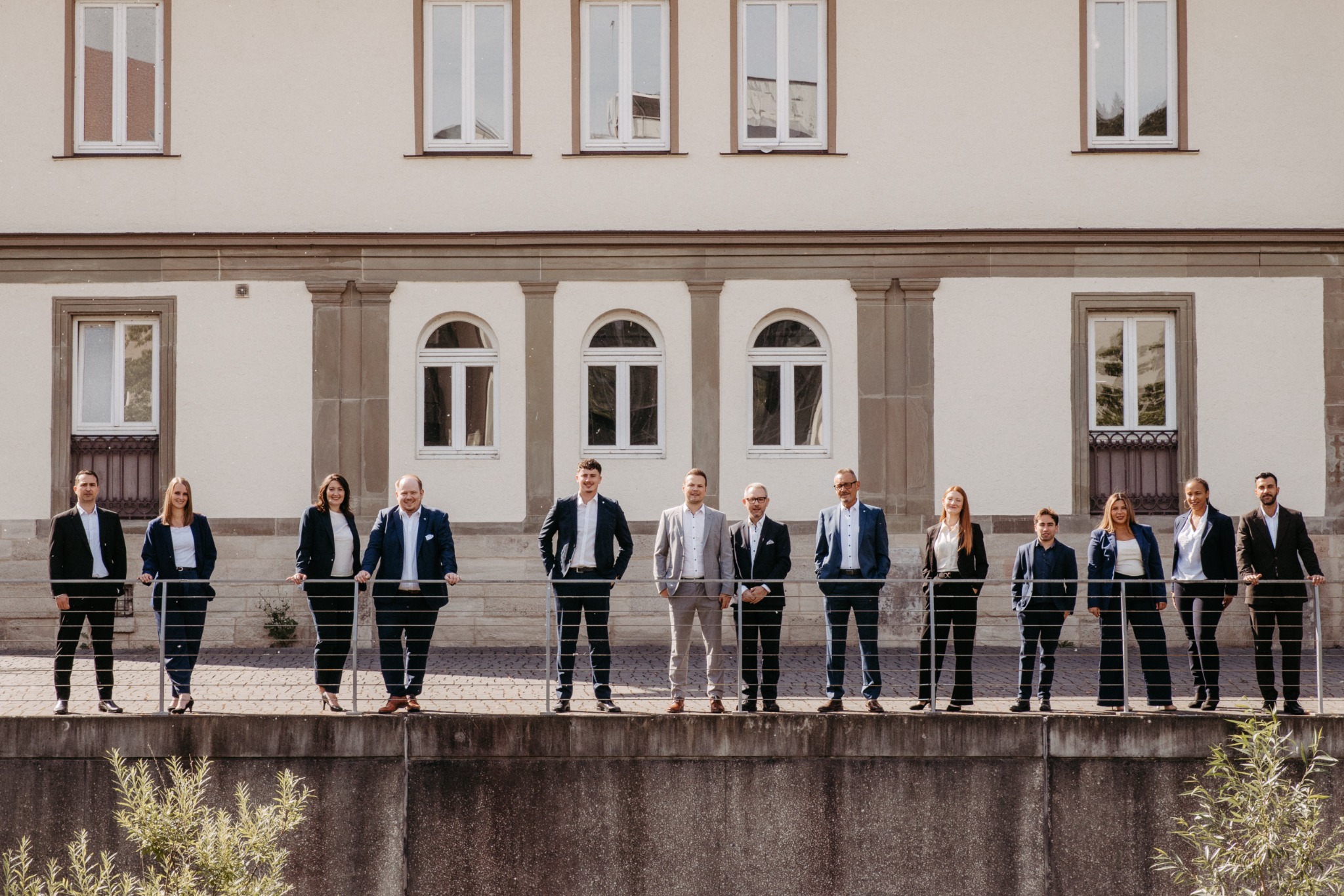 Team bei einem gemeinsamen Fototermin